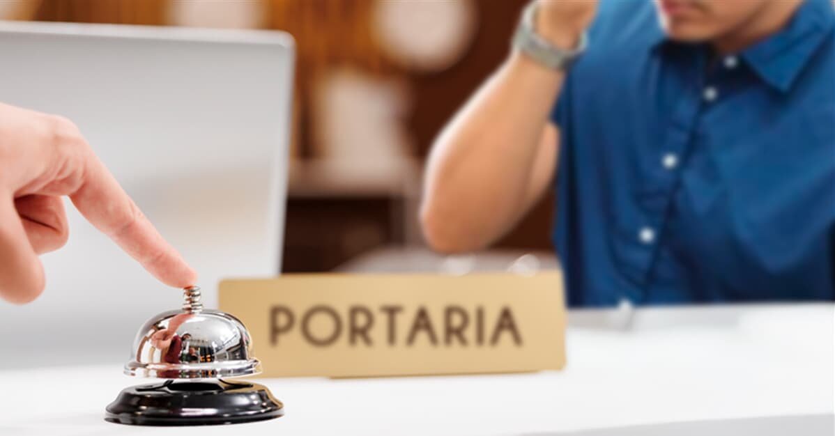 Porteiro assediado por política e identidade de gênero será indenizado   Migalhas