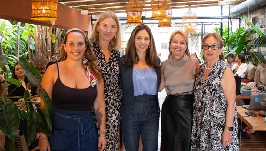 Da esquerda para a direita: a chef Cláudia Dotti, a palestrante Fabiana de Freitas, as advogadas Diana Karam Geara, Rogéria Dotti e Rosarita Dotti. (Imagem: Kendra Berberi   Divulgação Dotti Advogados)