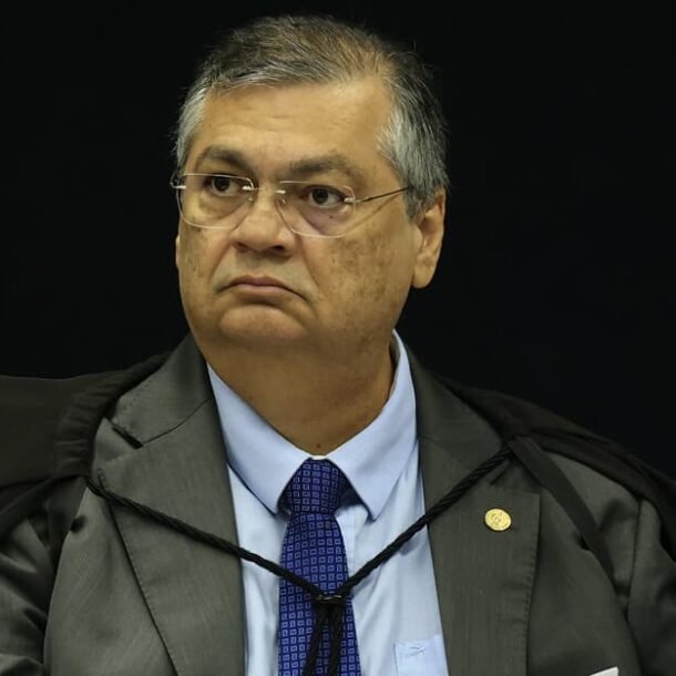 Dino vota por aceitar denúncia de Bolsonaro: