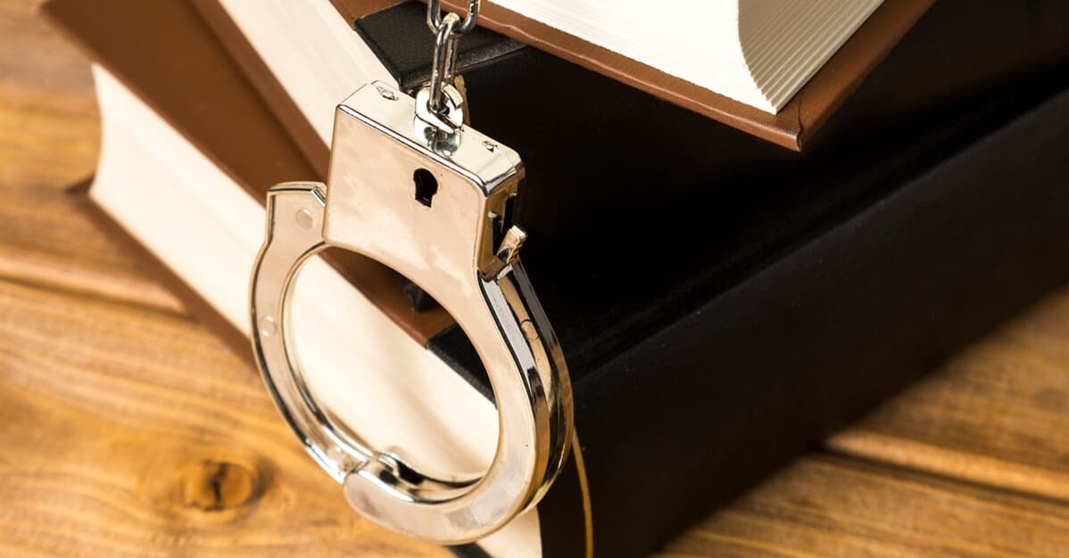 Presos podem publicar livros enquanto cumprem pena? STF decidirá   Migalhas