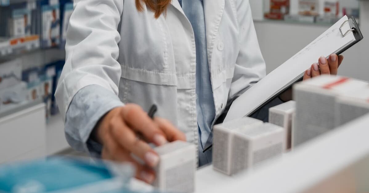 Juiz suspende resolução que autoriza farmacêutico prescrever remédio   Migalhas